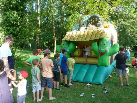 Le CMEJ est à l'initiative de la fête de la jeunesse à base de jeux aux parc Lefrançois pour marquer le début des vacances scolaires d'été