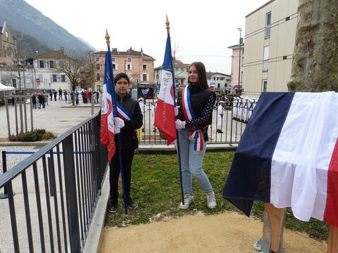 Arthur et Laly, nos 2 porte-drapeaux du Conseil municipal d'enfants et de jeunes, prêts pour l'inauguration